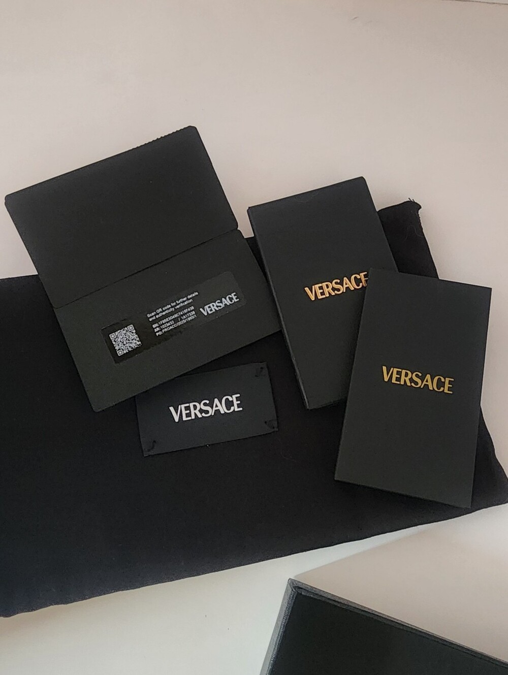 Versace Logo Detailed Zipped Wallet - Picture 14 of 15